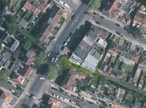 Property for sale Aerial view of a residential neighbourhood in Streatham Vale with a narrow, irregularly shaped land plot highlighted in green, nestled between River Graveney’s river bank and Sherwood Avenue, surrounded by houses, roads, and nearby trees. Presented by Palace Auctions